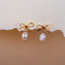 Load image into Gallery viewer, Bow/Pearl Studs
